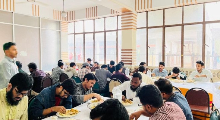 ক্যাম্পাসে থাকা বিসিএস পরীক্ষার্থীদের সাথে ঈদের আনন্দ ভাগাভাগি বাকৃবি ছাত্রদলের