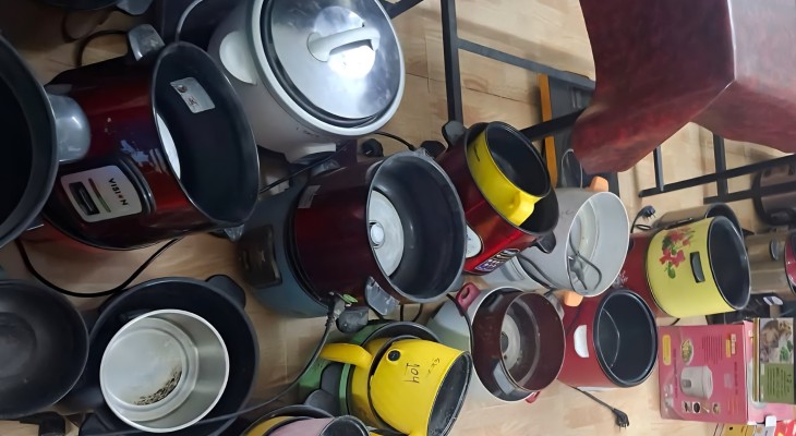 বাকৃবিতে হল প্রশাসন কর্তৃক রান্নার বৈদ্যুতিক সরঞ্জাম জব্দে ছাত্রীদের ক্ষোভ 