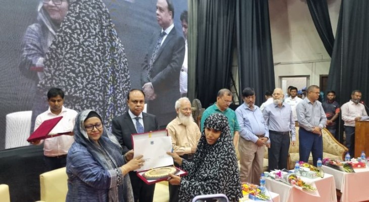 দুগ্ধ দিবসে দুই নারী উদ্যোক্তাকে সম্মাননা দিল বাকৃবি