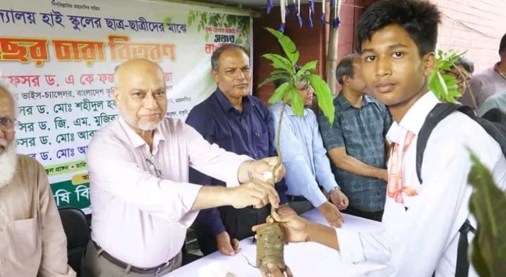 কে.বি. হাই স্কুলে শিক্ষার্থীদের মাঝে গাছের চারা বিতরণ